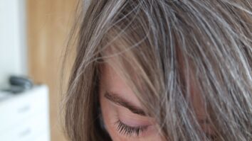 Comment sublimer des cheveux grisonnants ?