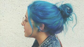 Comment teindre des cheveux en bleu ?