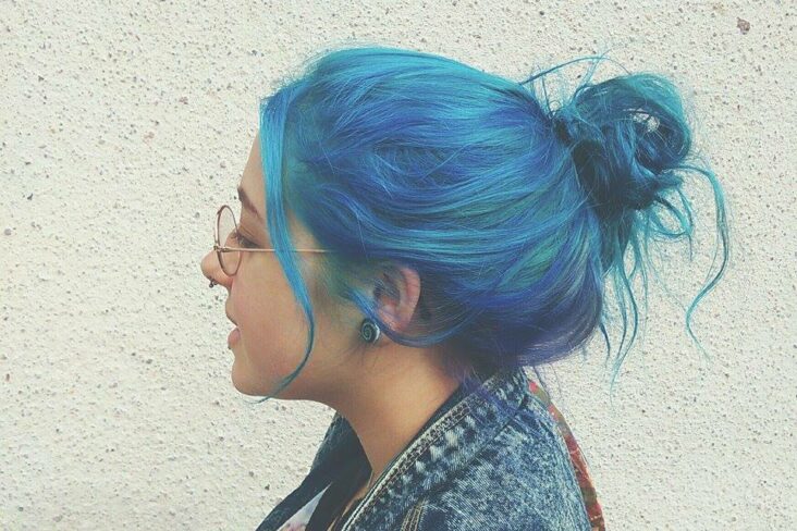 Comment teindre des cheveux en bleu ?