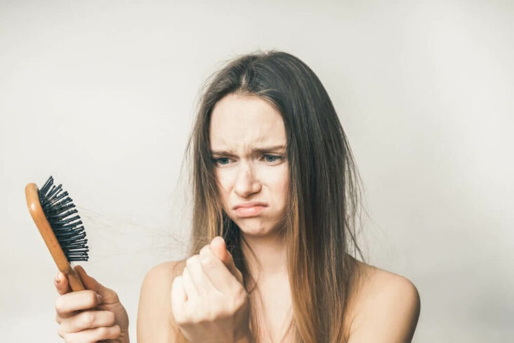 Comment traiter naturellement les cheveux abîmés et cassants ?