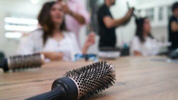 Comment utiliser une brosse massante cheveux ?