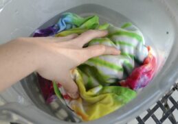 Does vinegar help tie-dye?