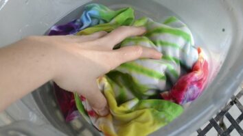 Does vinegar help tie-dye?
