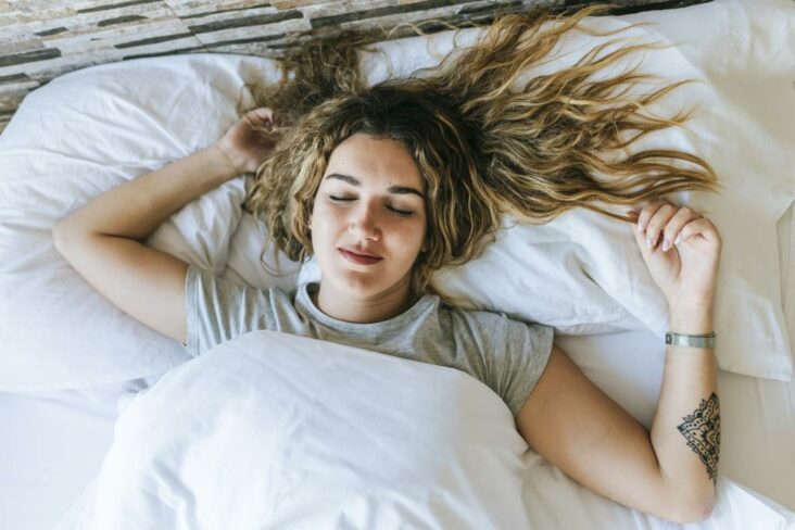Est-ce bien de dormir les cheveux attachés ?