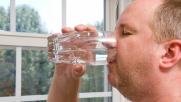 Est-ce dangereux de boire 4 litres d'eau par jour ?