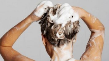 Est-ce mauvais de trop se laver les cheveux ?