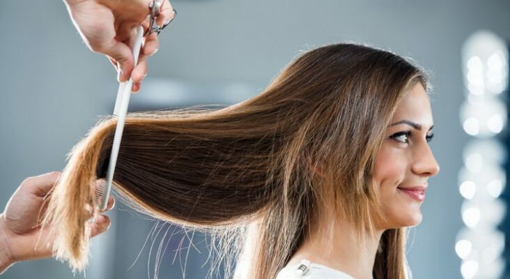 Est-ce que les cheveux poussent plus vite quand on coupe les pointes ?