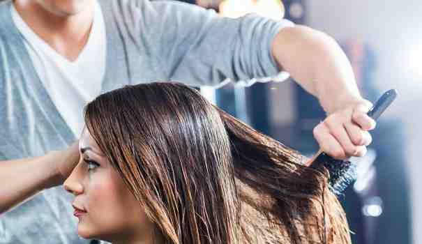 Est-ce que les cheveux poussent plus vite quand on les coupe ?