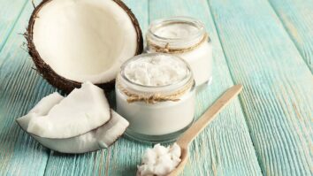 Est-ce que l'huile de coco jaunit les cheveux ?