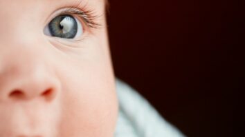 Est-ce qu'un bébé brun peut devenir roux ?