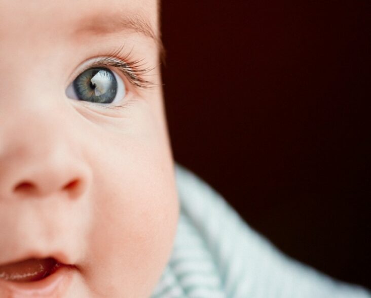 Est-ce qu'un bébé brun peut devenir roux ?