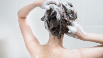 Est-il bon de se laver les cheveux à l'eau froide ?
