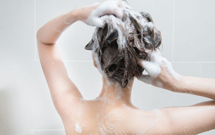 Est-il bon de se laver les cheveux à l'eau froide ?