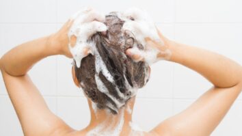 Est-il bon de se laver les cheveux tous les deux jours ?