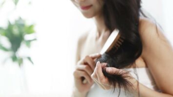 Est-il important de se brosser les cheveux ?