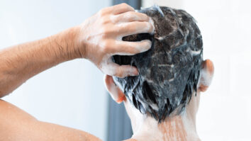 How do men wash wavy hair?