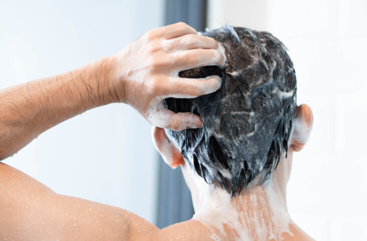 How do men wash wavy hair?