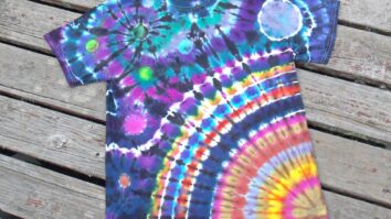 How do you make a tie dye shirt at home?