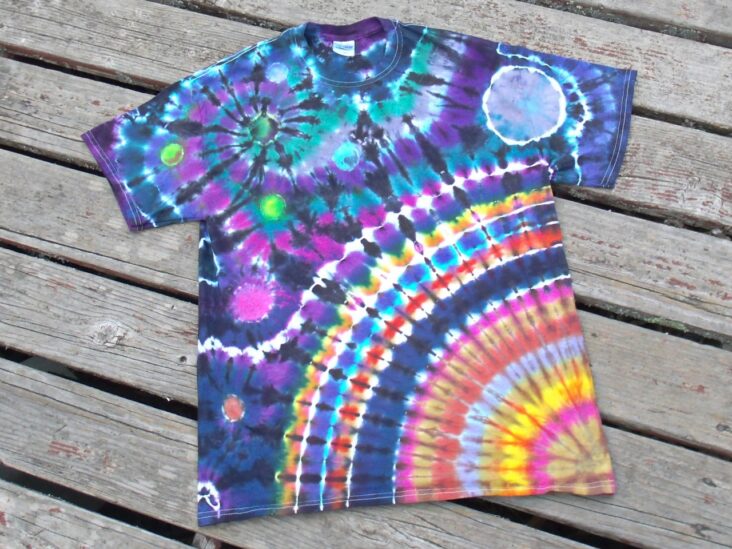 How do you make a tie dye shirt at home?