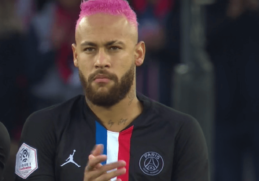 Pourquoi Neymar a les cheveux rose ?