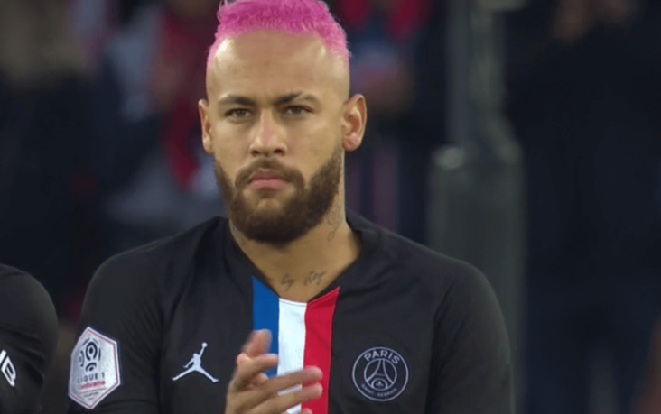 Pourquoi Neymar a les cheveux rose ?