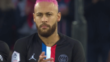 Pourquoi Neymar a les cheveux rose ?