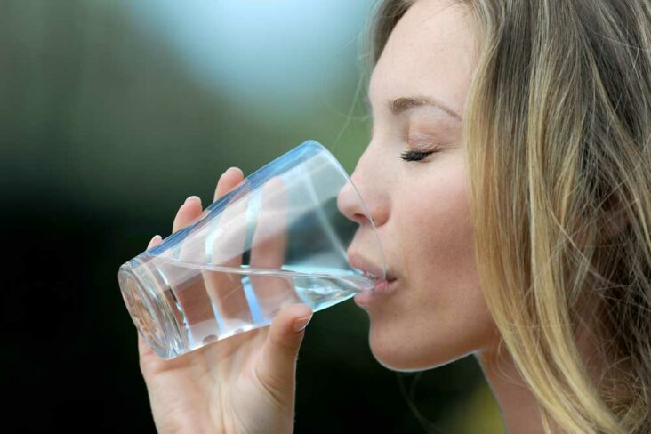 Pourquoi boire de l'eau visage ?