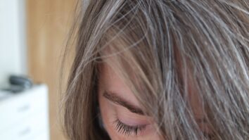 Pourquoi j'ai des cheveux gris jeune ?