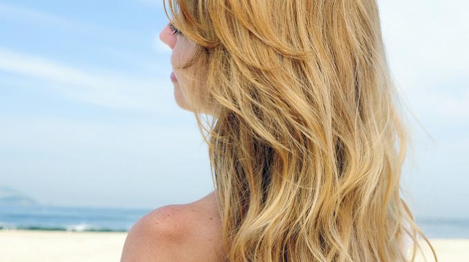 Pourquoi le soleil fait blondir les cheveux ?