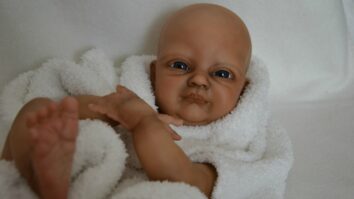 Pourquoi les bébé métisse naissent blanc ?