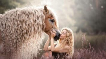 Pourquoi les chevaux ont une crinière ?
