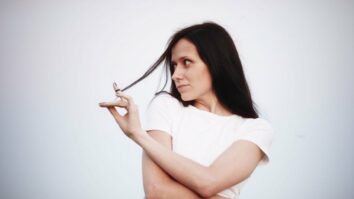 Pourquoi les femmes touchent leur cheveux ?