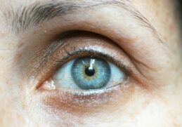 Pourquoi les yeux bleus sont rares ?