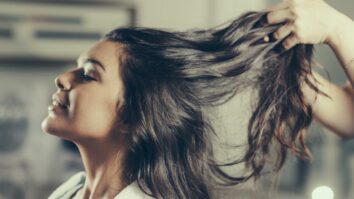 Pourquoi nos cheveux sont plus doux chez le coiffeur ?