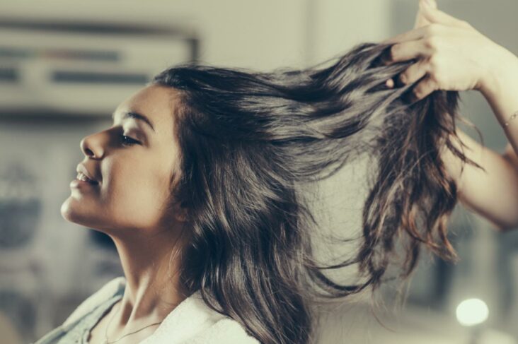 Pourquoi nos cheveux sont plus doux chez le coiffeur ?