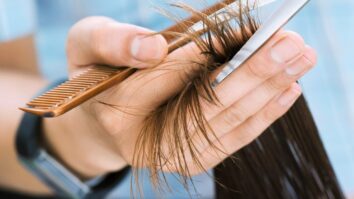 Pourquoi une femme se coupe les cheveux ?