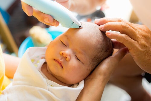 Quand Faut-il couper les cheveux de bébé pour la première fois ?