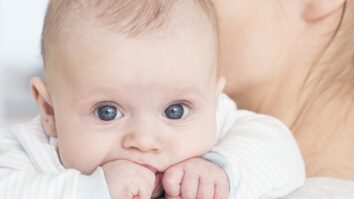 Quand bébé perd ses yeux bleu ?