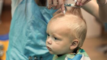 Quand couper les cheveux de bébé fille ?