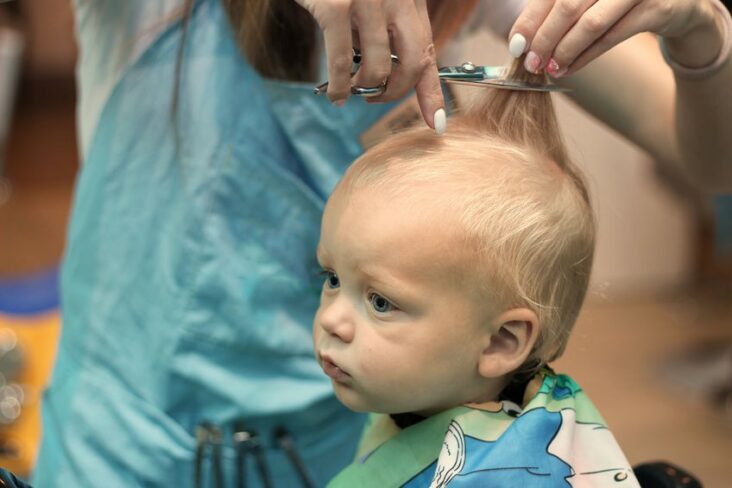 Quand couper les cheveux de bébé fille ?