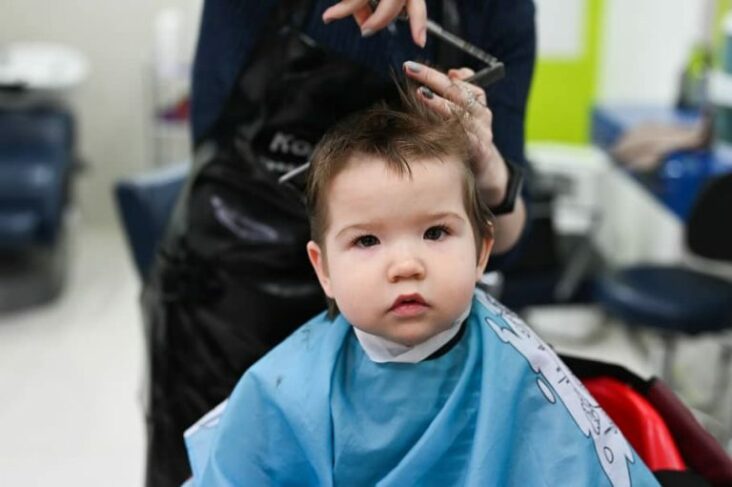 Quand couper les cheveux de bébé pour la première fois ?