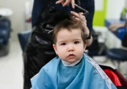 Quand couper les cheveux de bébé pour la première fois ?