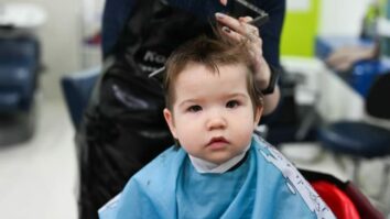 Quand couper les cheveux de bébé pour la première fois ?