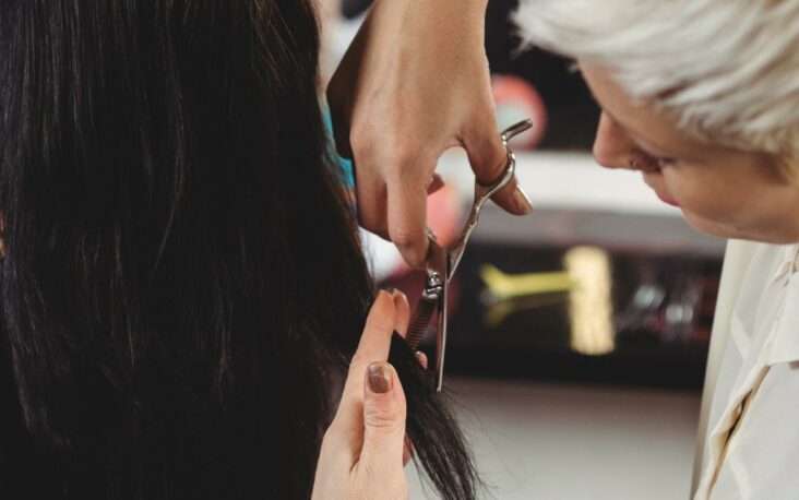 Quand couper les cheveux pour qu'ils poussent moins vite ?