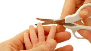 Quand couper les ongles de mon bébé ?