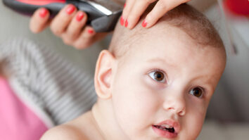 Quand on peut raser les cheveux de bébé ?