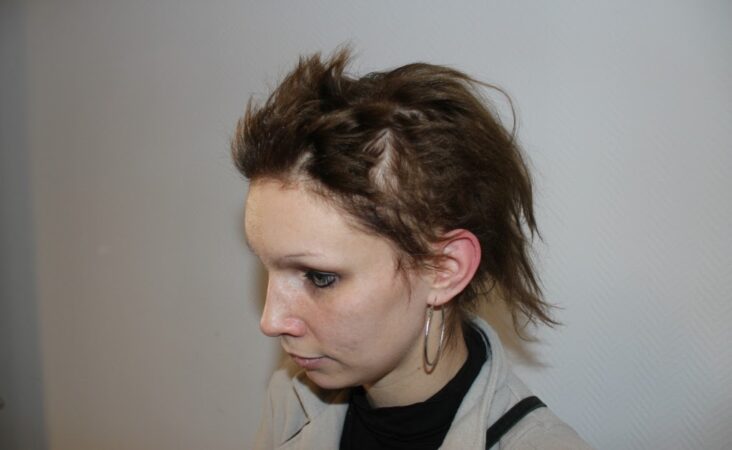 Quand une femme coupe ses cheveux après la mort ?