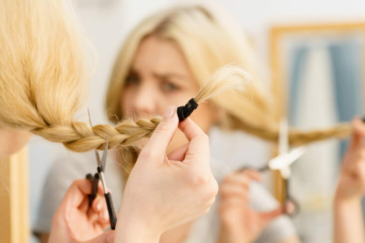 Quand une femme coupe ses cheveux signification ?