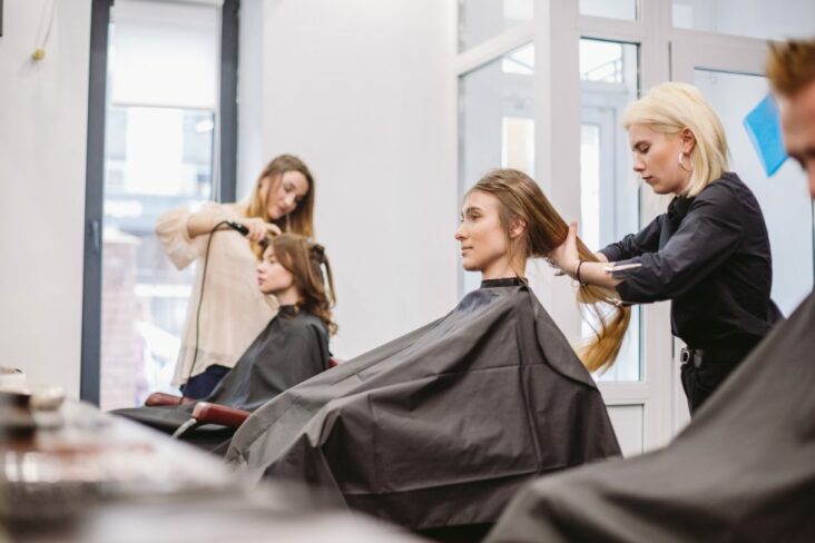 Quel est la différence entre un coiffeur et un coiffeur visagiste ?