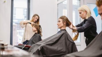 Quel est la différence entre un coiffeur et un coiffeur visagiste ?